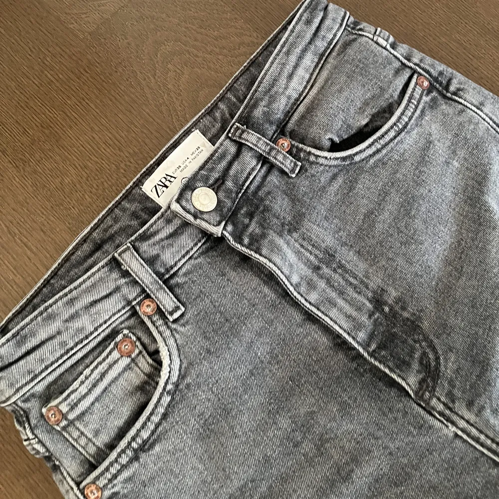 Jeans från Zara med hål och slits, i storlek 36!  Endast använda ett fåtal ggr, nyskick! Ordinarie pris : 359.. Jeans & Byxor.