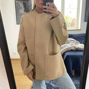 Beige kappa - Så snygg lyxig kappa i storlek S. Säljer pga den är lite stor för mig, nästan aldrig använd.