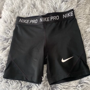 Nike pro shorts - Nike pro tränings shorts, använda fåtal gånger o nike märket är fortfarande helt