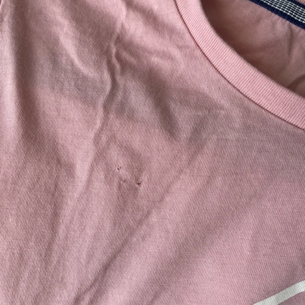 Säljer en rosa GANT T-shirt. Den har några små difekter men det syns bara om man kollar på väldigt nära håll (jag står inte för frakten). T-shirts.