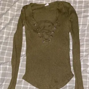 En snygg stickad lång armad tröja från Gina tricot som är i färgen oliv grön ish. 