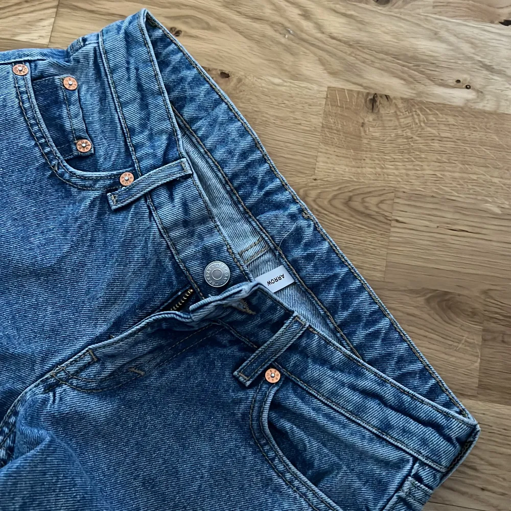 Helt nya lågmidjade jeans från Weekday. Köparen står för frakten!. Jeans & Byxor.