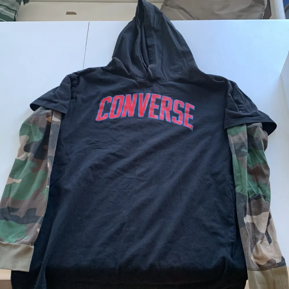 Jättefin Converse hoodie sweatshirt med logga för ålder 13-15 år! (158-170) 💗Säljer då den blivit för liten för mig i ärmen. Orginal pris: 220kr mitt: 60kr 🤗. Tröjor & Koftor.