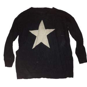 fin tröja med stjärna på! det ser ut som att den är svart på bilden fast den är egentligen mörkblå:)
