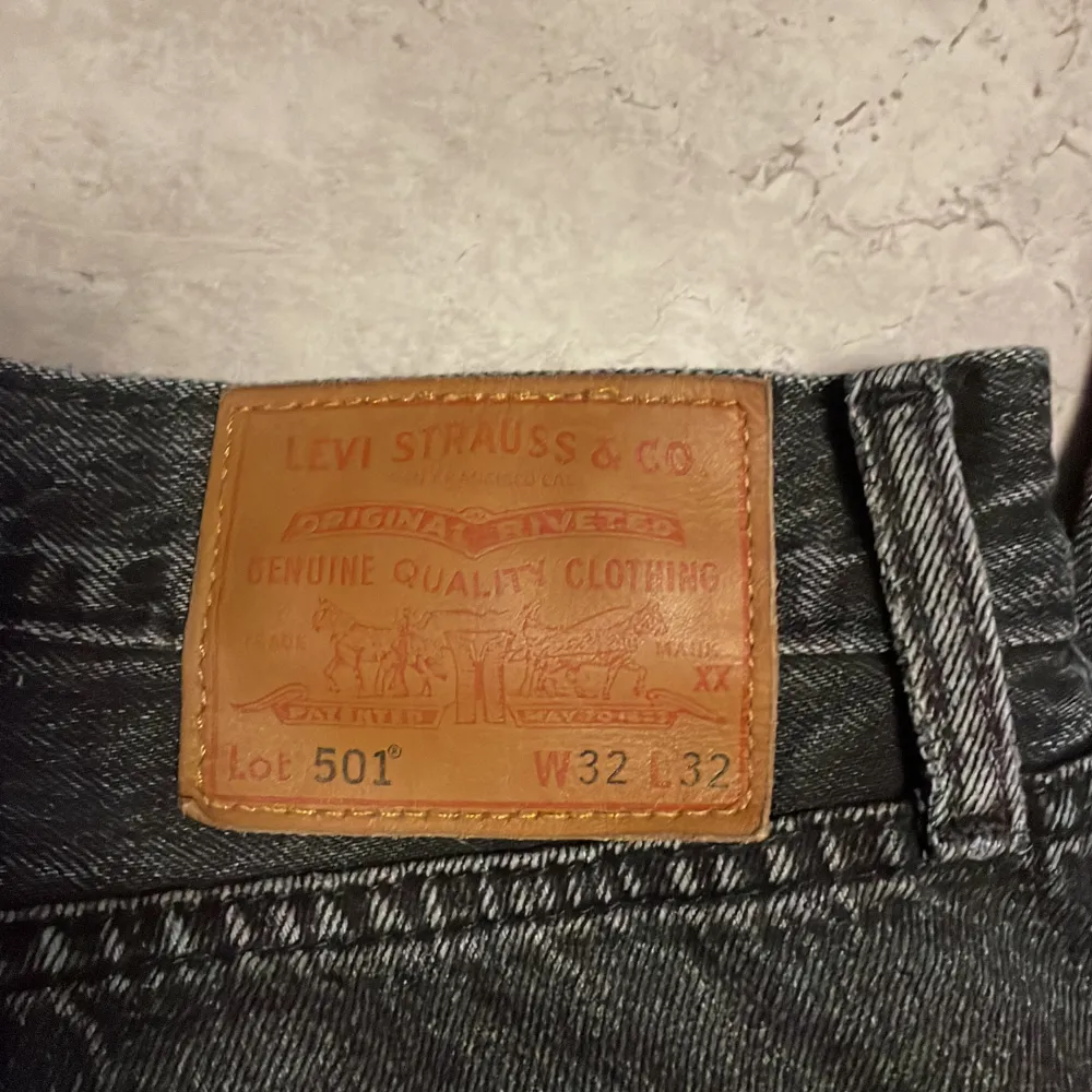 Levi’s jeans 501, storlek 32/32, finns ett litet hål som är igensytt men de syns fortfarande lite . Jeans & Byxor.