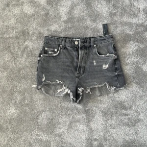 Jeans shorts  - Ett par jätte fina jeans shorts som jag själv köpte på Plick men som var för stora. De är från Zara och är gråa.