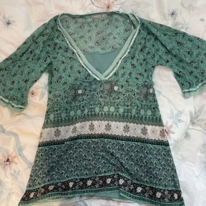 topp - söt topp från lindex, storlek m och köpt på stadsmissionen men i bra skick, bara använd 1 eller 2 gånger av mig