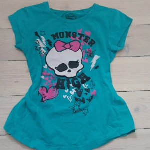 Monster high  - Säljer en y2k monster high tröja pga den sitter för tight i axlarna för mig, ger en jätte fin form och storlek xs