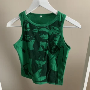 Linne med tryck - Grönt linne med tryck. Strl s, knappt använt. 50kr+frakt