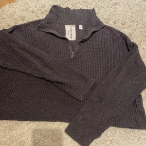 Stickad tröja  - Fin tröja med dragkedja 