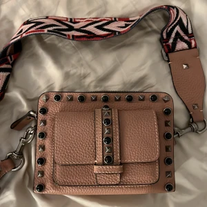 Valentino Garvani Väska  - Säljer min söta baby rosa Valentino väska då den inte kommer till användning längre. Pris kan diskuteras💕