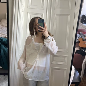 Vit blus  - Jättefin vit blus från BIK BOK i storlek medium. Perfekt att ha på en varm sommarkväll eller på en middag! 🥰 kan mötas upp i Stockholm annars står köparen för frakten.