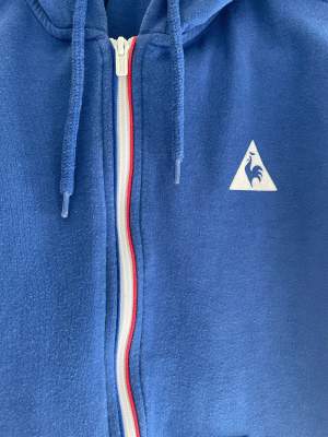 Storlek S/M blå tröja med luva franska flaggan vid zippen syns på bilden de en linje som e röd o en blå ska reppa france ☺️