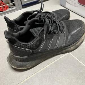 Adidas sneakers använda men i gott skick. 