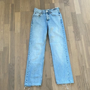 Jeans från zara - Jeans från zara i strolek 32. Dem är uppsydda i benen ungefär en centimeter. Använda några gånger men inget som märks eller syns