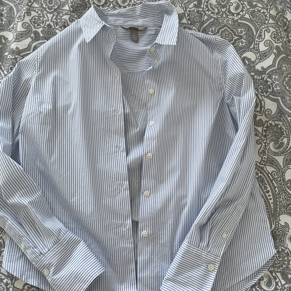 Randig skjorta från HM, köpt för länge sedan men knappt använd. Storlek S . Skjortor.