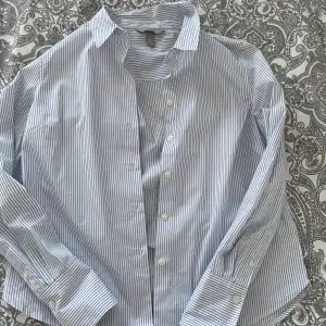 Randig skjorta från HM, köpt för länge sedan men knappt använd. Storlek S 