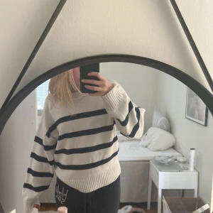 Randig tröja - Svin snygg randig stickad tröja i vita och mörkblå ränder😍