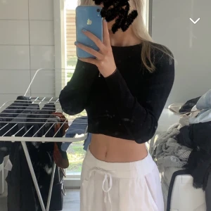 Svart tröja - Fin svart tröja från zara! Bara använd kanske 2 ggr! 299 nypris💕