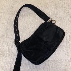 shoulder bag - liten väska från zalando 