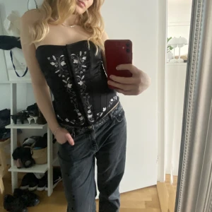 Svart korsett  - Unik korsett köpt secondhand i Paris. Står ingen storlek men passar allt från S-L (går att justera där bak). Fint skick!