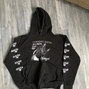 Burzum hoodie - goofy ahh märklig burzum hoodie ingen aning vart den kommer från men den hamnade hos mig på något vänster   Skulle tippa på storlek M fint skick ‼️  