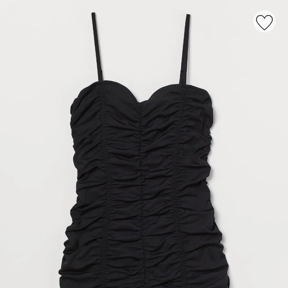 Säljer denna snygga klänning från H&M 🥰 Använd 1 gång på nyår. Klänningar.