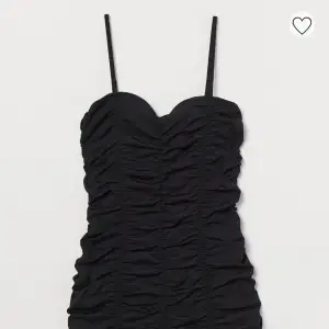 Säljer denna snygga klänning från H&M 🥰 Använd 1 gång på nyår