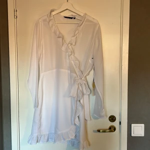 vit klänning - vit omlottklänning från oklart märke. oanvänd 