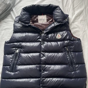 Moncler tib väst - Bra skick inga hål inga sånt kan även byta mot saker i samma värde västen är köpt för 7500kr på moncler sidan