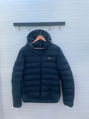 Lyle n Scott jacka mörkblå - Säljer Lyle n Scott jacka i mörkblå I väldigt bra skick, dragkedjan har defekt på sig, men som ni ser på bilden går de att knäppa ändå  Hör av er vid funderingar