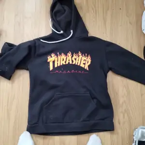 otroligt skön svart thrasher hoodie