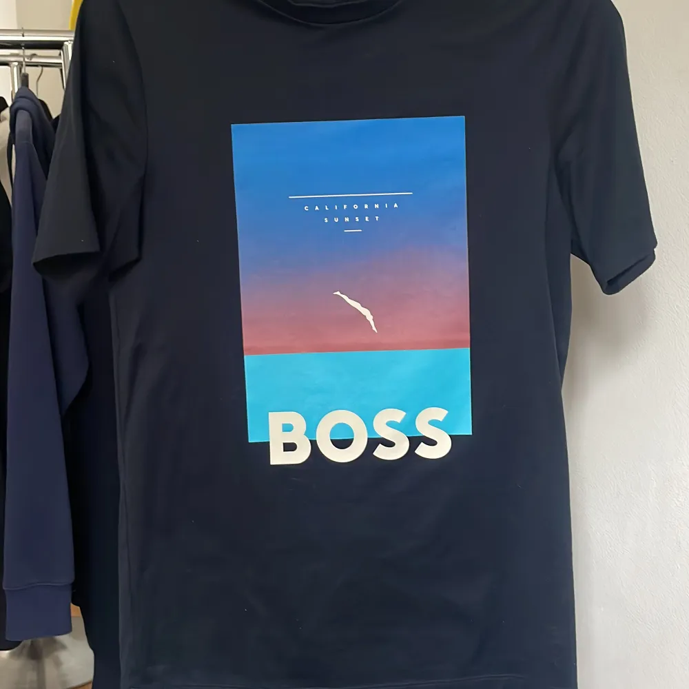 Jag säljer min fina Hugo boss T-shirt för att det inte kommer till användning längre. Väldigt fint skick och knappt använd. Nypris 900-800kr. Mitt pris 500kr. Kan diskutera priset. Storlek S men passar M. T-shirts.