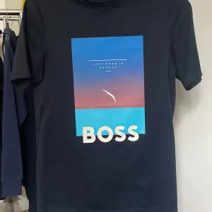 Jag säljer min fina Hugo boss T-shirt för att det inte kommer till användning längre. Väldigt fint skick och knappt använd. Nypris 900-800kr. Mitt pris 500kr. Kan diskutera priset. Storlek S men passar M