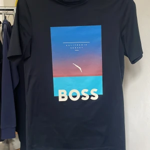 Hugo boss T-shirt  - Jag säljer min fina Hugo boss T-shirt för att det inte kommer till användning längre. Väldigt fint skick och knappt använd. Nypris 900-800kr. Mitt pris 500kr. Kan diskutera priset. Storlek S men passar M