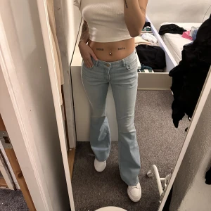 Lågmidjade jeans  - INTRESSEKOLL på dessa fina lågmidjade jeans som är helt oanvända. Passar mig som bruka ha 34-36 dem är rätt stretchiga och forma efter ens kropp. aldrig använda. Vill se hur mycket jag kan få för jeansen så säljer vid bra bud
