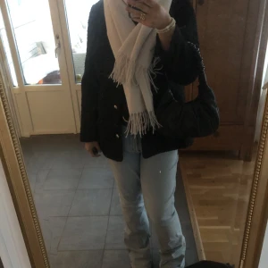 Kappa - Jättefin kappa i ett dyrare tyg, guldiga knappar. Använd endast 1 gång, sitter perfekt på mig som pendlar mellan s-m. Köparen står för frakt🫶🏼 fler bättre bilder kan skickas