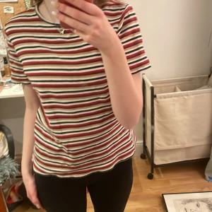 Retro T-shirt - Säljer denna jättefina tröja pga att den aldrig används. Köpt secondhand för några år sedan, men aldrig använt.💗💗