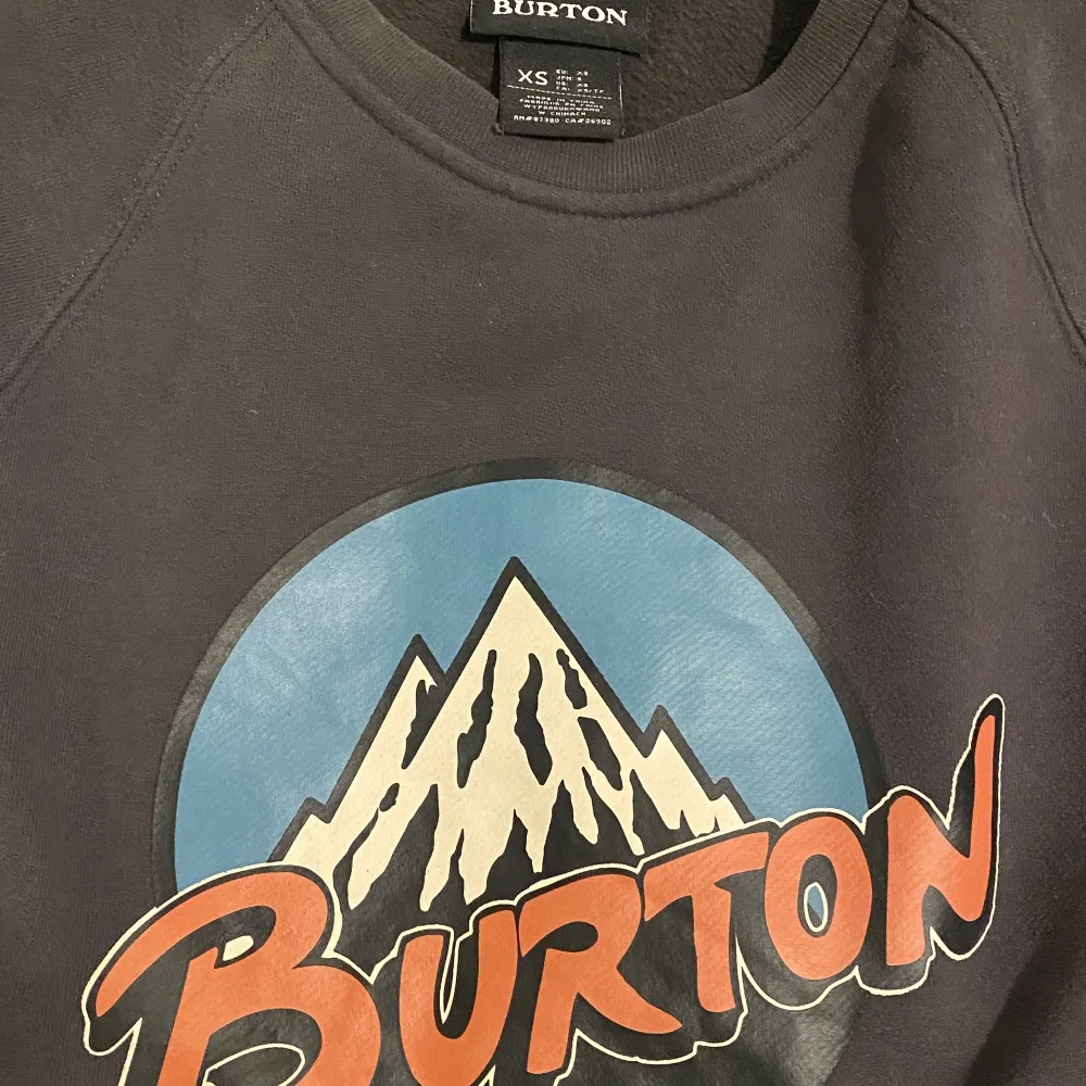 Tjena! Säljer denna Burton sweatshirt. Tröjan är i bra skick och använd max 10 gånger. Tröjan är i storlek XS men är ganska stor. Skicka ett medelande ifall du har några funderingar👍. Tröjor & Koftor.