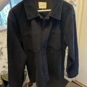 Overshirt - Säljer denna schyssta overshirt för den är för liten. Materialet är Manchester och färgen är mörkblå. Storlek S passar M