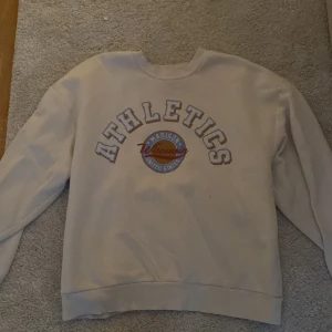 sweatshirt 🤎 - säljer denna super mysiga och fina sweatshirten från gina 💞 fick den för nåt och sen och är i fint skick !💞 den är i stl S. kontakta mig för intresse eller fler bilder 💕