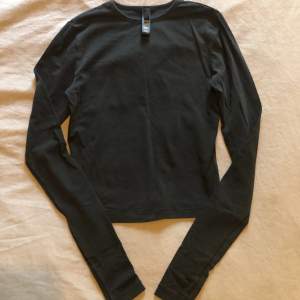 Skims new vintage long sleeve tröja i färgen soot, storlek xxs men passar en xs också väldigt stretchig material. Tröjan är lite croppad men inte lika kort som en magtröja. Knappt använd väldigt bra skick. 