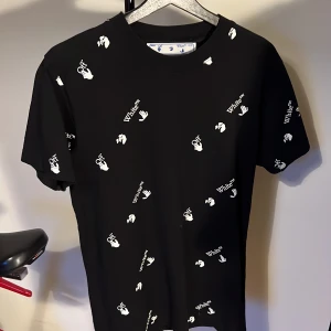 Off White T-shirt  - Mycket bra skick, Använd 3-4 gånger. Nypris 2500