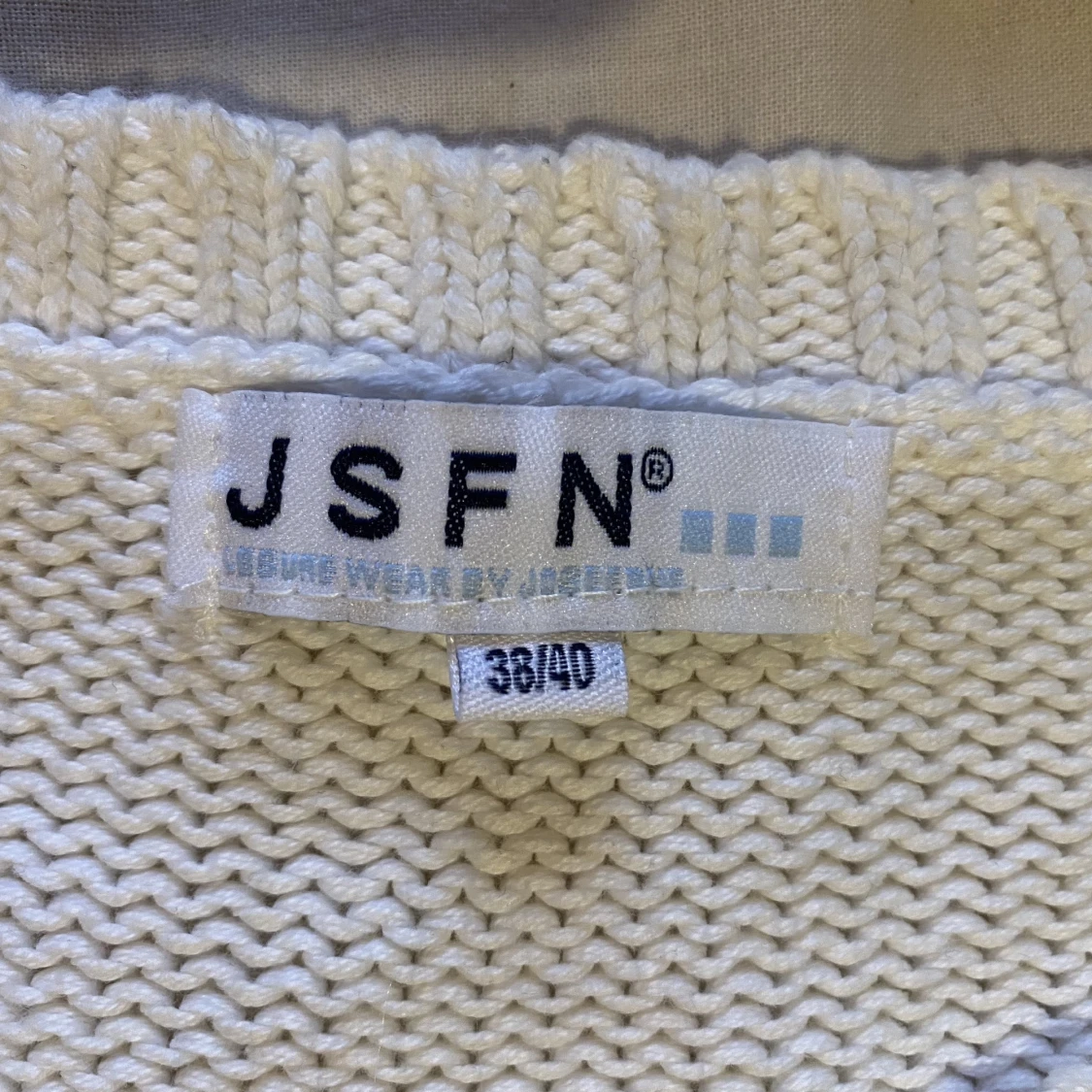 Vit stickad tröja - 90