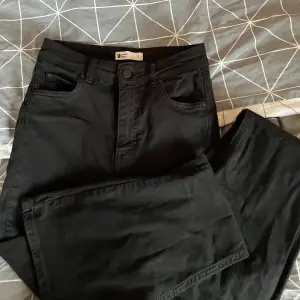 Säljer mina svarta bootcut jeans, i storlek S från ginatricot, köpta för ungefär 400kr men säljer för 150kr. Helt oanvända bara testat❤️ skriv om ni har frågor! (Tryck inte på köp nu!!)
