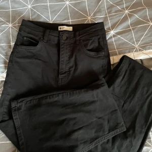 Svarta bootcut jeans - Säljer mina svarta bootcut jeans, i storlek S från ginatricot, köpta för ungefär 400kr men säljer för 150kr. Helt oanvända bara testat❤️ skriv om ni har frågor! (Tryck inte på köp nu!!)