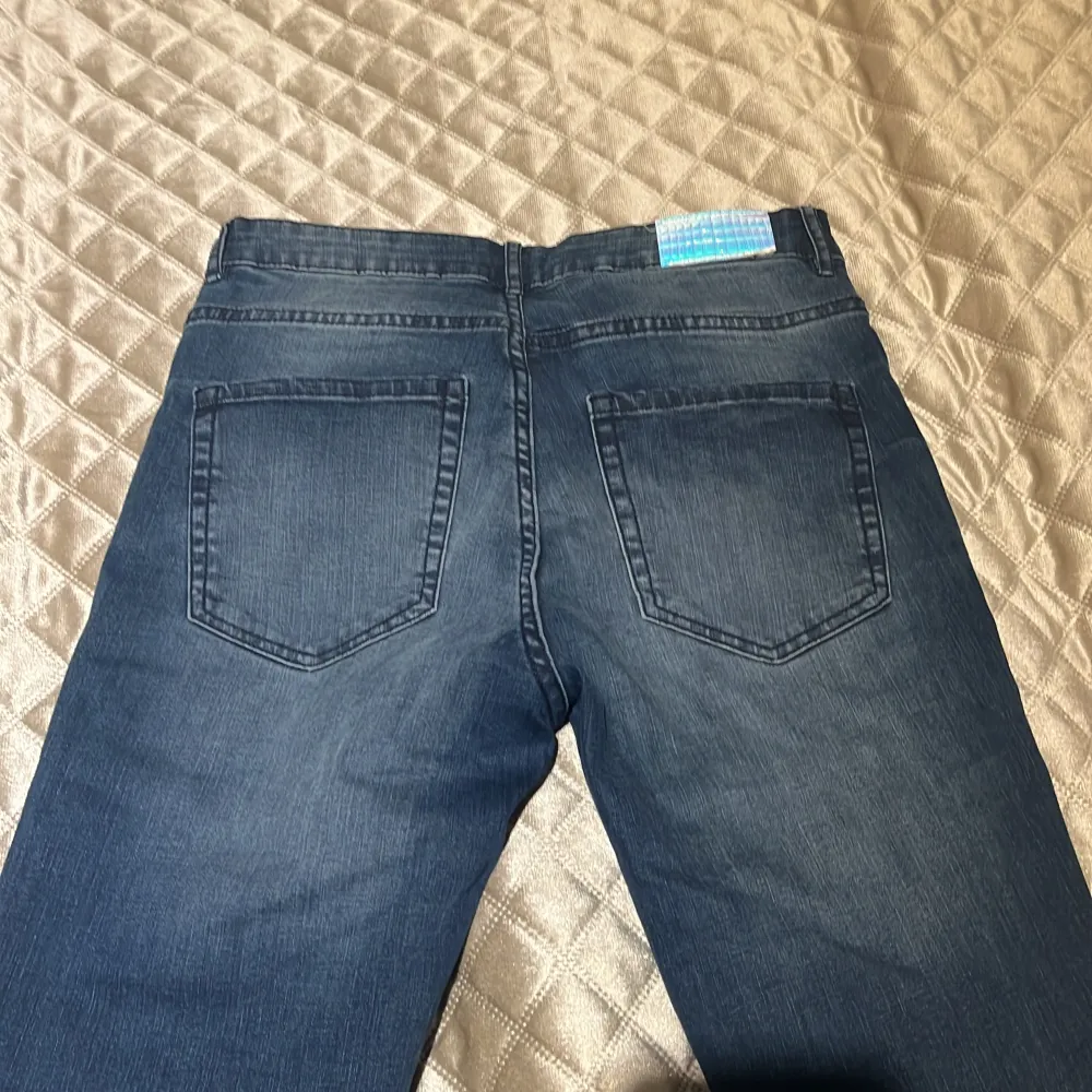 Mörkblåa jeans med hål i. Bekväma och inte för högmidjade och inte för lågmidjade. . Jeans & Byxor.