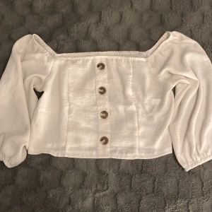 Sommar-top - En vit magtröja i storlek Medium perfekt för en dag på stranden 