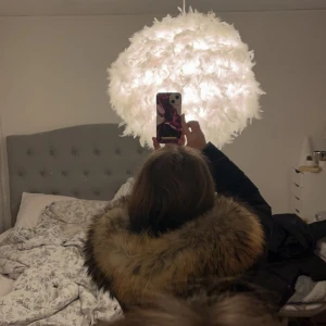 Hollies jacka  - Hej säljer min hollies jacka som är köpt på johnells för ungefär 4000. Jackan är i jätte bra skick nästan som ny, den har inga hål eller fläckar och den har äkta päls. Priset kan ändras vid snabbaffär, kontakta mig i chatten om det är några frågor🤍