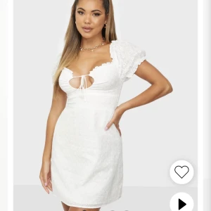 Studentklänning - Helt oanvänd studentklänning. Storlek M. Köpte denna för 449kr från Nelly. Finns ej kvar på hemsidan.  Superfin och somsagt är i helt nytt skick. Säljer för 120kr